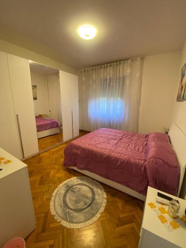 a bedroom with a bed and a wooden floor at Casa il Giardino in Castiglion Fiorentino