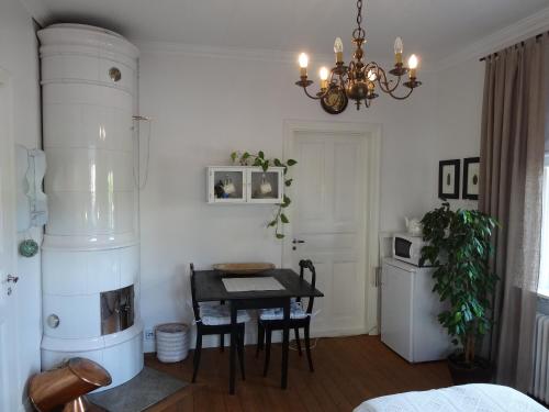 a dining room with a table and a chandelier at Gröna Lena in Sunne