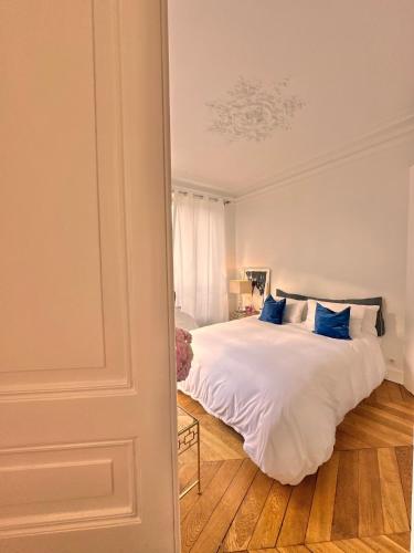 Eiffel Tower View - Apartment Award 2026