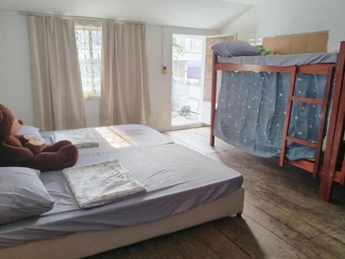 מיטה או מיטות בחדר ב-Monkey king