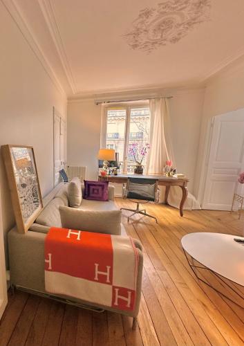 Eiffel Tower View - Apartment Award 2026