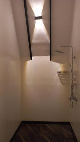 a room with a hallway with a light on the wall at Misty Knuckles Cabana in Rangala