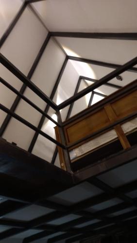 a room with a roof with a glass ceiling at Misty Knuckles Cabana in Rangala