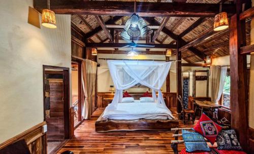 a bedroom with a bed with a mosquito net at Homestay Mường Lay in Bản Pong