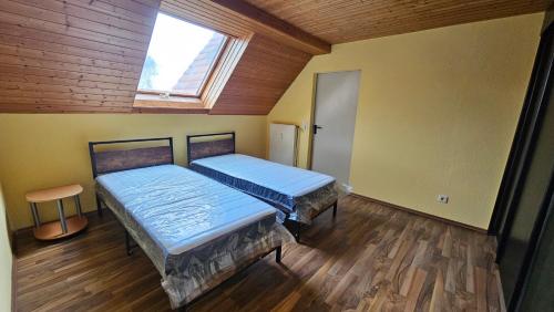 two beds in a room with a window at Ferienwohnung Lippewiesen in Lippetal