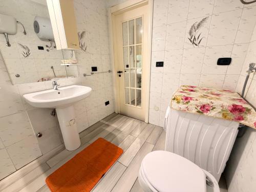 a bathroom with a toilet and a sink at La Piccola Dimora Sul Mare in Gallipoli