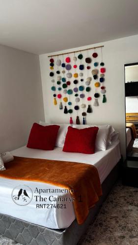 a bedroom with a bed with hats hanging on the wall at apartamento thecanarys 1 in Santa Rosa de Cabal
