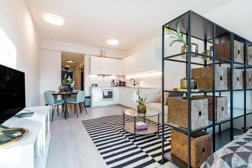 Light & Airy Comfort Studio - Garage & Balcony