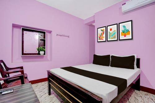 a bedroom with a large bed and a chair at Hotel O Sri Ram Guest House in Kendrāparha