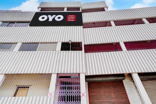 a building with an oo sign on the side of it at Hotel O Sri Ram Guest House in Kendrāparha