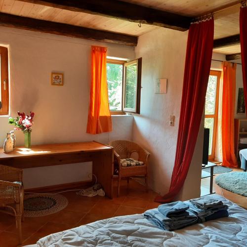 a bedroom with a desk and a bed in a room at Ferienwohnung Willkommen in Seesen
