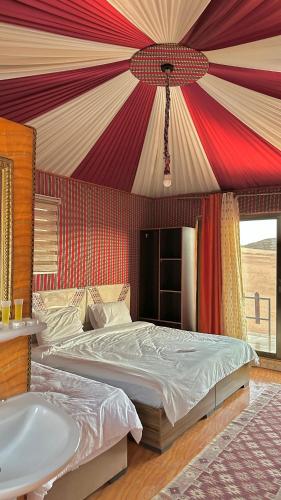 ein Schlafzimmer mit einem Bett und einer Badewanne in der Unterkunft Camp sunset in Disah