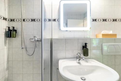 Modern Wengen Studio - Ski-in, Ski-out - by Wengen Rentals
