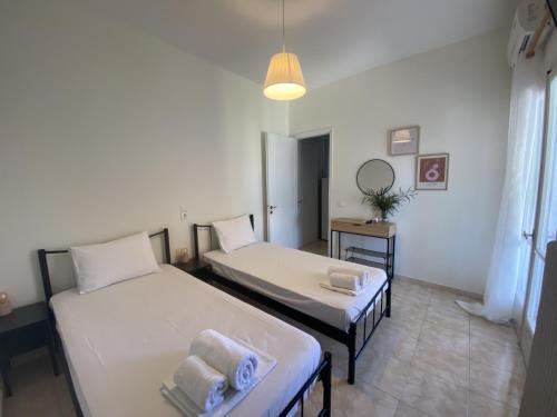 a room with two beds and a mirror at Flokos in Lygia