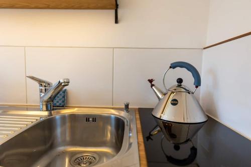 Sunny Bijou Studio - Ski-in, Ski-out - by Wengen Rentals
