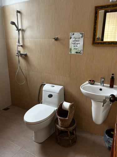 a bathroom with a toilet and a sink at Samadhi House in Burhānilkantha