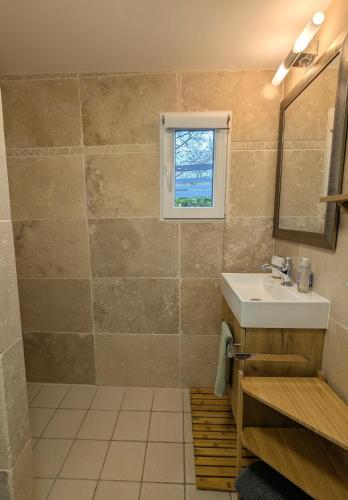a bathroom with a sink and a mirror at Gîte La Clef du Sud - Cosy 4 pers, parking gratuit, EuroVelo 8 in Salernes