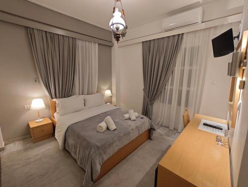 een slaapkamer met een bed waarop twee handdoeken liggen bij Hotel Galaxidi in Galaxidhion