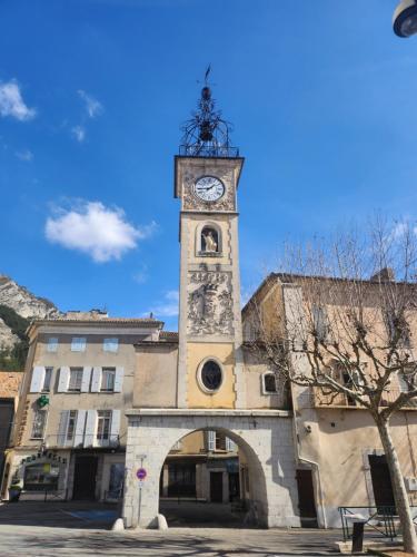 una torre dell'orologio al centro di un edificio di Olivier a Sisteron