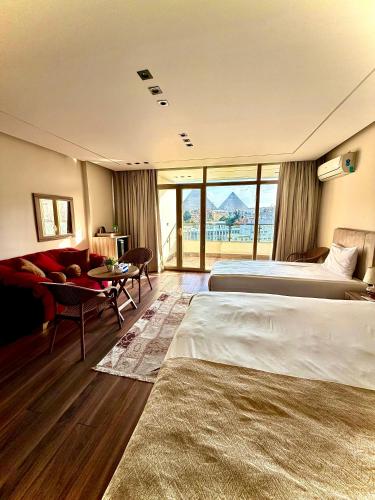 New Roone pyramids view inn