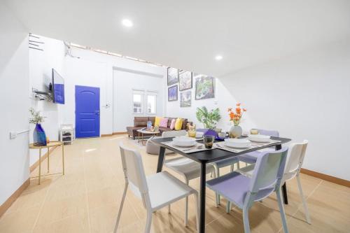 a dining room with a table and chairs at Chummy House Khaosan 10-Min, Peace Haven in Bangkok