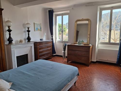 Logement indépendant, coeur de village provençal
