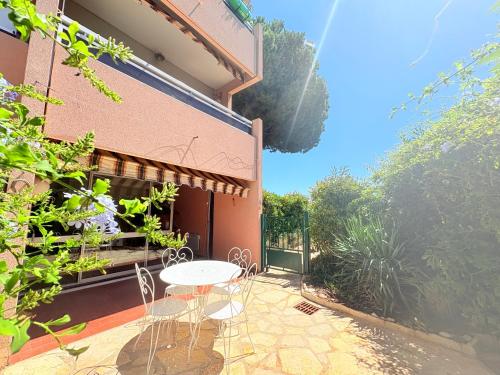 Appartement -Pakring-Terrasse à 20 min a pied de la plage les sablettes