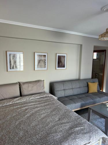 Zona d'estar a Xanthou studio