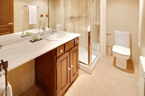 バケイラ・ベレットにあるVal de Ruda 12 by FeelFree Rentalsの洗面台、トイレ、シャワー付きのバスルーム