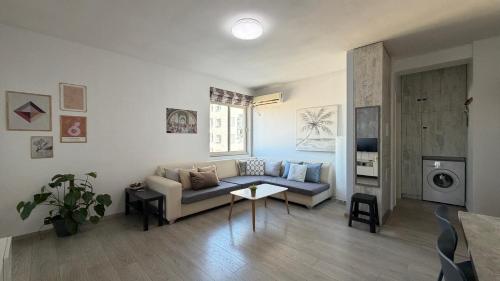 Lirin Apartment tesisinde bir oturma alanı