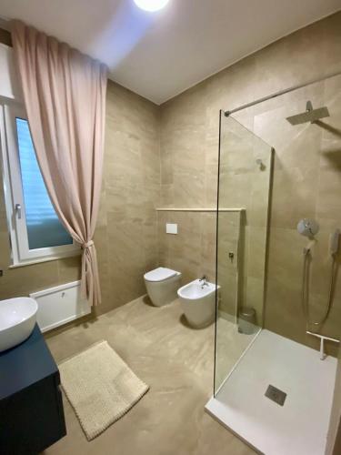 a bathroom with a glass shower and a toilet at VillaVenere in Rossano