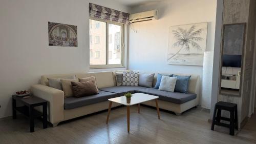 Lirin Apartment tesisinde bir oturma alanı