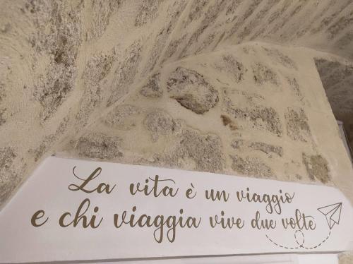 a sign that reads la with a chichigaya five cubic needle at CIVICO 33 in Bisceglie