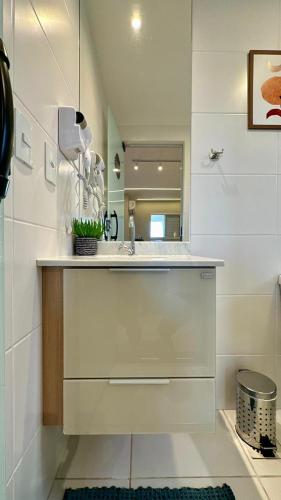 a bathroom with a sink and a mirror at Studio Red 12 - Sorocaba in Sorocaba