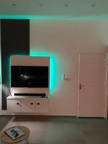 Televisor o centre d'entreteniment de Kerrala Suite