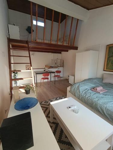 a small room with a bed and a table at Stan na dan Valjevo Centar in Valjevo