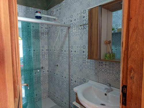 a bathroom with a sink and a glass shower at Belvedere das Estrelas in Lençóis