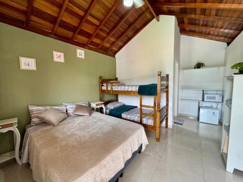 a bedroom with two bunk beds in a room at Chalés São Pedro in Socorro