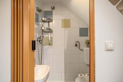 Alfama Tiny by Homing
