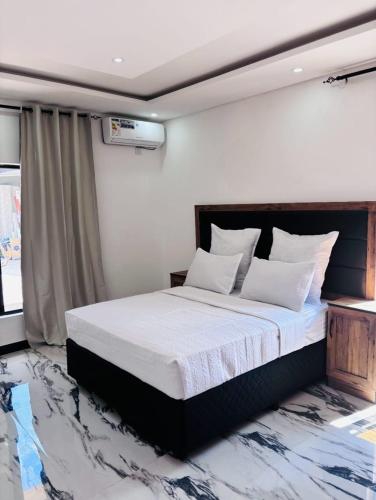 emca homes 2 tesisinde bir odada yatak veya yataklar
