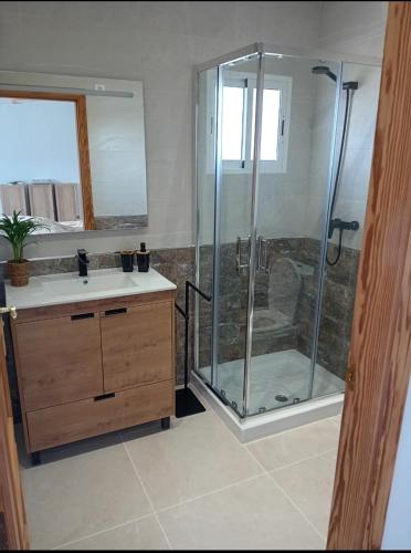 a bathroom with a shower and a sink at Casa nuestro sueño in Partaloa
