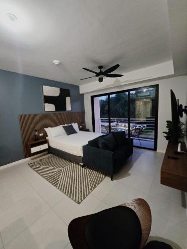 Llit o llits en una habitació de Ultra Modern Super Studio