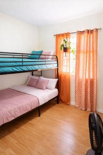 Llit o llits en una habitació de The Colored House