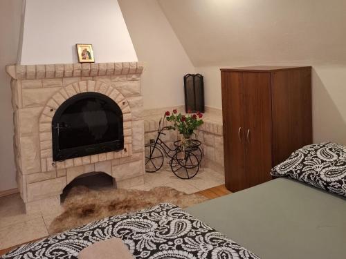 a bedroom with a fireplace with a tv and a tv at Pokoje u Wojciecha in Tylmanowa