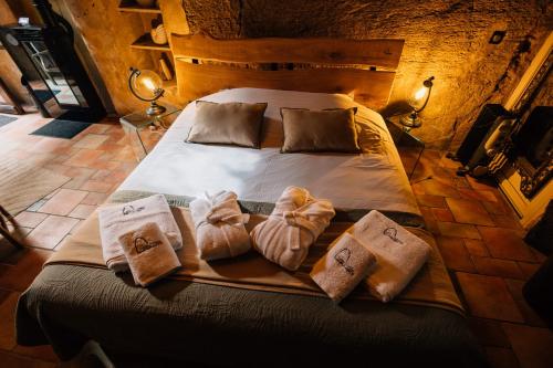a bed with towels on it in a room at Le Cocon in Doué-la-Fontaine