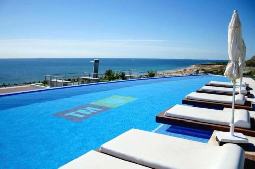 Beachfront Stunning Infinity View 2 Bed Apartment