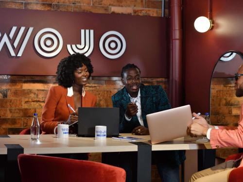 Ibis Styles Abidjan Plateau في أبيدجان: مجموعة من الأشخاص يجلسون على طاولة مع جهاز كمبيوتر محمول