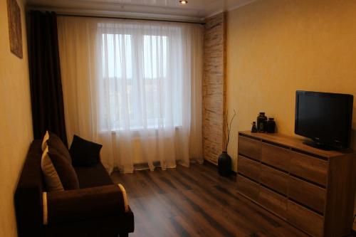 スヴェトロゴルスクにあるFloral cornerのリビングルーム(テレビ、ソファ、窓付)