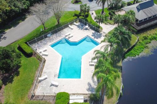 an overhead view of a large swimming pool on a island in the water at Resort Palm Retreat in Wesley Chapel