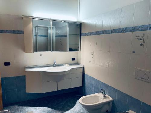 a bathroom with a sink and a toilet at Chiasso Swiss Apartment by RentuGoo Travel in Chiasso